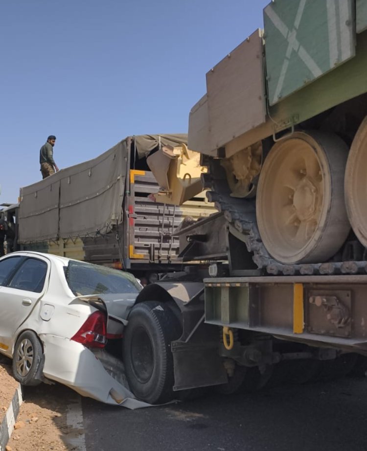 आर्मी का टैंकर घुसा पार्किंग में खड़े वाहनों में