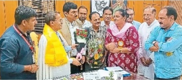 भारत विकास परिषद द्वारा प्राचार्य वर्मा का किया अभिनंदन