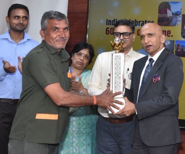 सर्वश्रेष्ठ सेवा के लिए सोजत गैस सर्विस डिलीवरी मेन शर्मा व खान सम्मानित