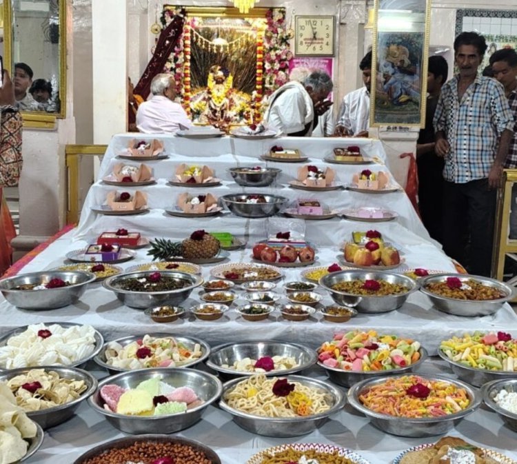 मंदिर परिसर में भक्तों की उमड़ी भीड़, 56 प्रकार के व्यंजनों का लगाया भोग