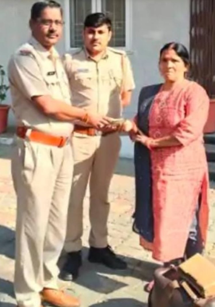 पुलिस ने महिला का खोया बैग लौटाया       