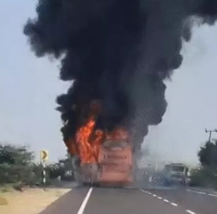 बस में शार्ट सर्किट से लगी आग         