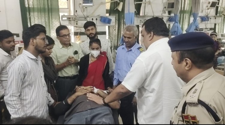 ट्रक और निजी बस की टक्कर 17 यात्री घायल