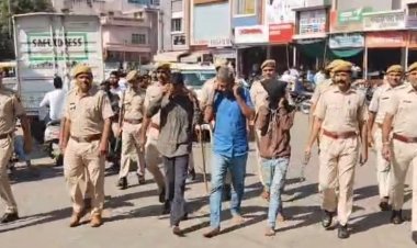 चेन स्नेचिन के आरोपियों का पैदल जुलुस   