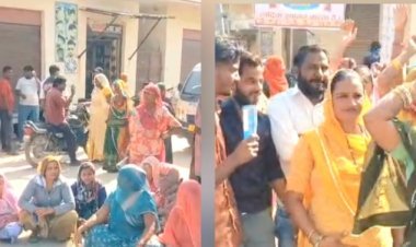 सड़क निर्माण की मांग को लेकर दिया धरना