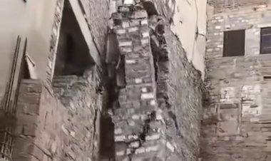 दो मंजिला दीवार गिरी शादी के जेवर और रुपए दबे