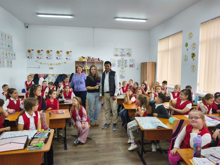 रमेशभाट ने विदेशी स्कूली बच्चों को विदेश में आर्ट की कला प्रदर्शन कर  किया मंत्रमुग्ध 