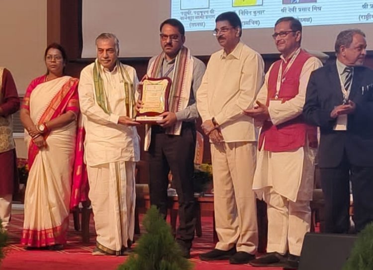 ओडिशा के महामहिम राज्यपाल के कर-कमलों से सम्मानित हुए साहित्यकार दिनेश माली