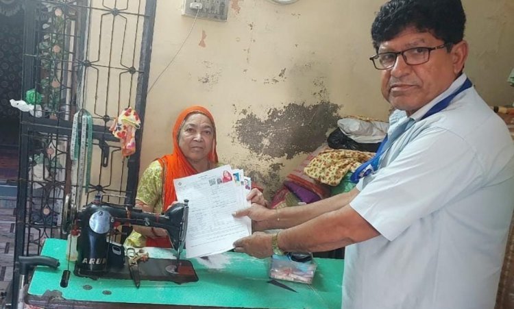 बी एल ओ ने बांटे घर घर परिगणना पत्र प्रक्रिया की दी जानकारी