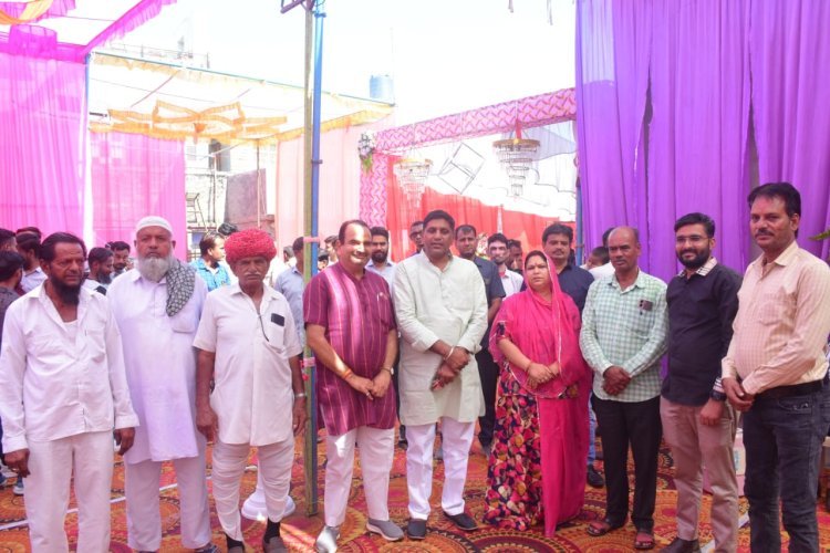 शादी समारोह में दुल्हा दुल्हन को विधायक ने दिया आर्शीवाद   समारोह में मिला सांप्रदायिक सौहार्द का खूब सूरत नजारा