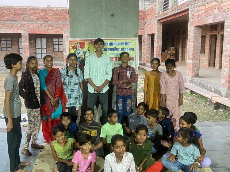 मॉर्डन कुरीति को छोड़कर छोटे छोटे गरीब बच्चों के साथ मनाया युवा ने जन्मदिन