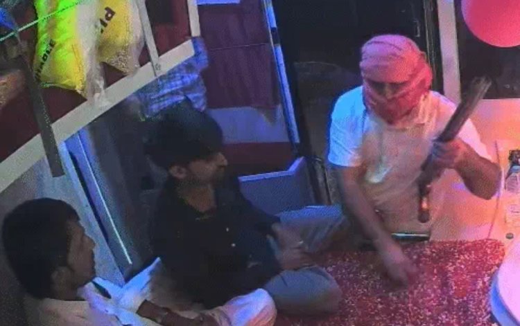 मासिक बंधी रुपए के लिए बस ड्राइवर पर तानी बंदूक   