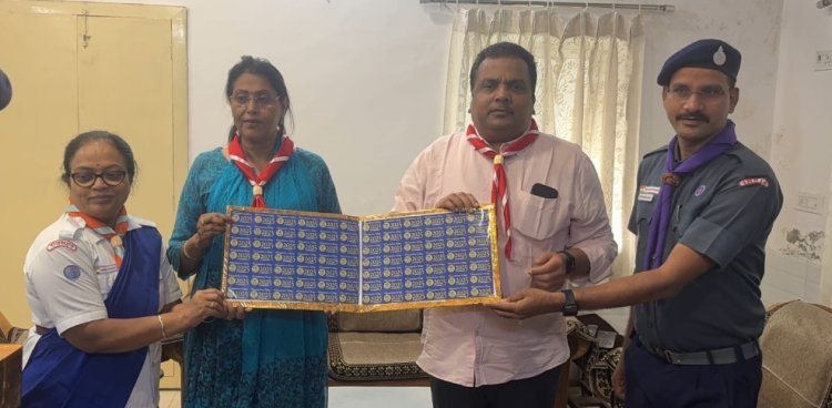 संभागीय आयुक्त एवं जिला कलेक्टर ने किया स्काउट गाइड स्टिकर का  विमोचन