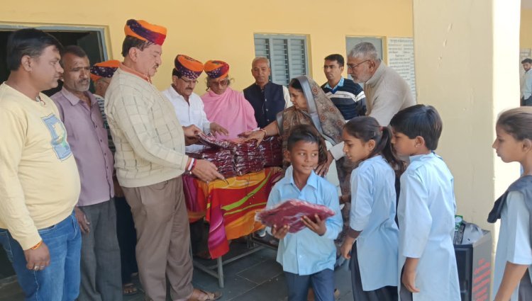 सर्दी को देखते हुए ग्रामीणों व स्कूल में स्वेटर व कंबल वितरण 