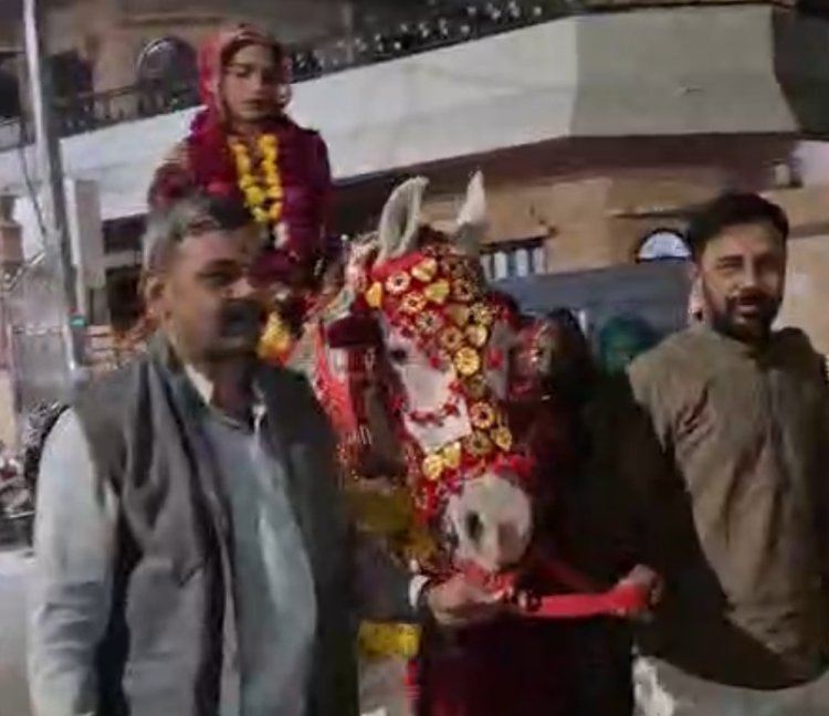 भील समाज की बेटी दिव्या को घोड़े बैठाकर निकाली बंदोली