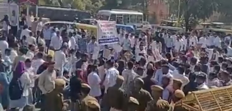 फार्मसिस्ट व नर्सेज का प्रदर्शन       