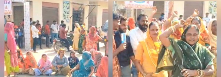 सड़क निर्माण की मांग को लेकर दिया धरना