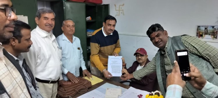 पैक्स व्यवस्थापक यूनियन संघ पाली जिला अध्यक्ष शिवमंगल सिंह राठौड़ खोखरा के नेतृत्व में अपनी मांगों के लिए ज्ञापन सौंपा