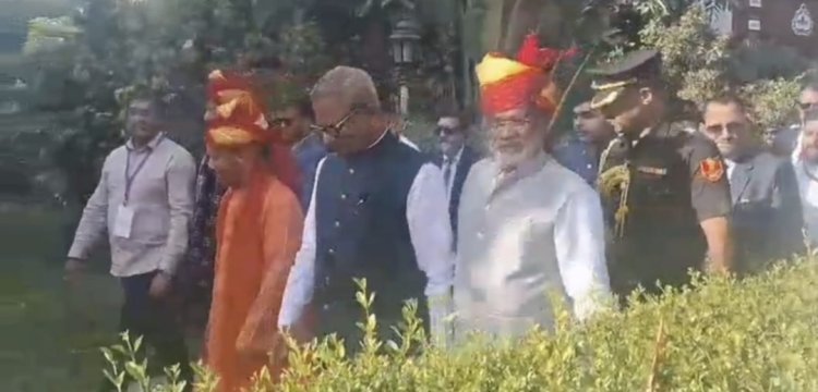 देशभर से कई नेता पहुँचे       