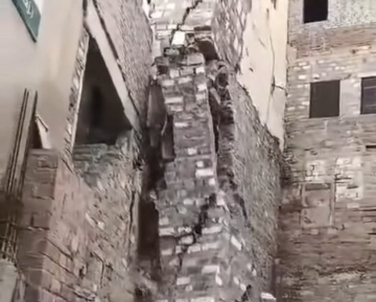 दो मंजिला दीवार गिरी शादी के जेवर और रुपए दबे