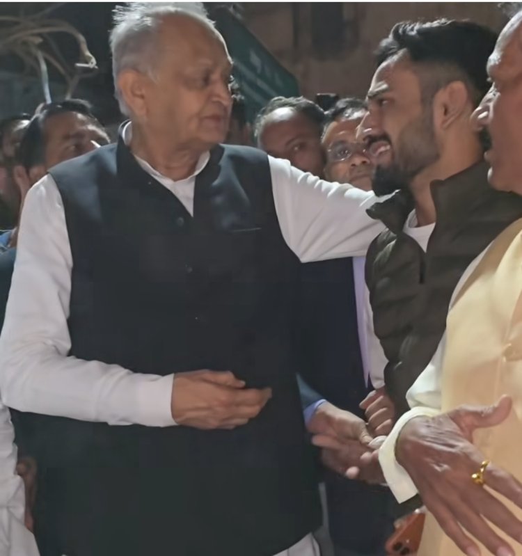 दो मंजिला दीवार गिरी शादी के जेवर और रुपए दबे