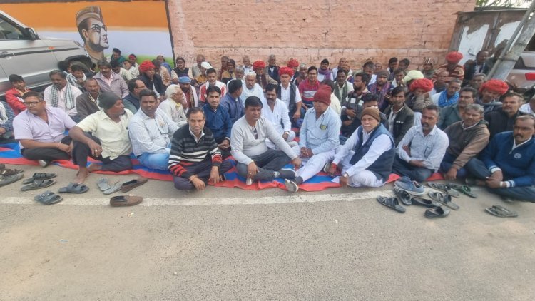 प्रजापत समाज के 4 घंटे धरने के बाद रमेश को मिला न्याय