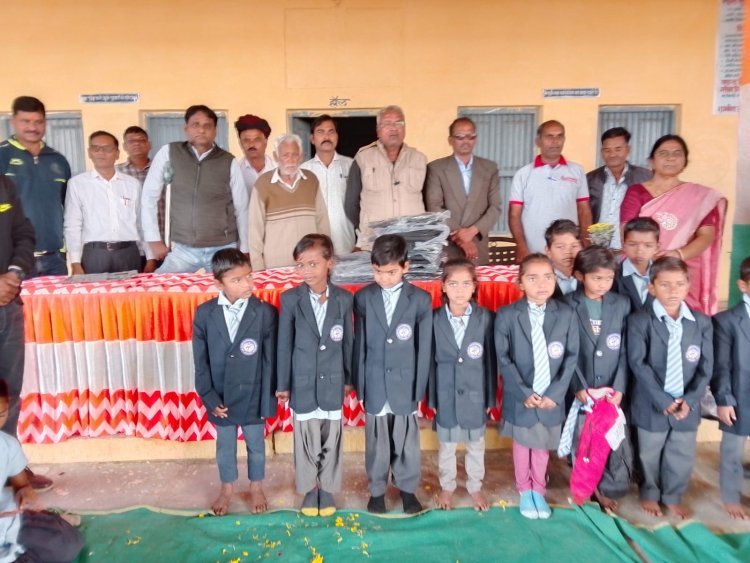 भामाशाह द्वारा बच्चों को गणेवेश वितरित