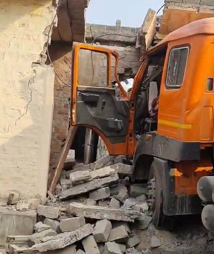 खाली ट्रेलर मकान में घुसा