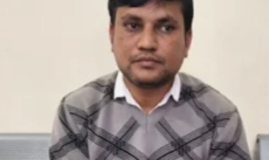 वरिष्ठ सहायक  महेंद्र दस हजार की रिश्वत लेते ट्रेप .