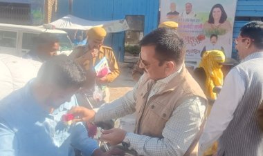 सड़क सुरक्षा जीवन रक्षा"**गुलाब देकर किया पखवाड़े का शुभारंभ*