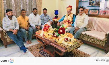 उदावत के अध्यक्ष पद पर विजय होने पर शिष्टाचार भेंट कर जीत की दी बधाई