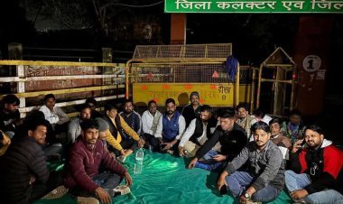 सरपंच की गिरफ्तारी की मांग को लेकर रातभर धरने पर बैठे रहे युवा