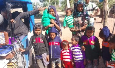 सेवा मंडल सोजत द्वारा नन्हे-मुन्ने बच्चों को स्वेटर वितरित