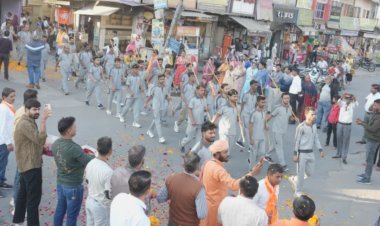 कदम से कदम मिलाकर घोष की धुन पर चले कार्यकर्ता
