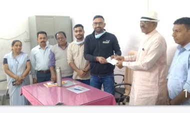चिकित्सालय विकास हेतु 1.50 लाख रुपये का चेक सौंपा
