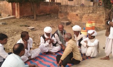 रेलवे के खिलाफ ग्रामीण बैठे धरने पर)