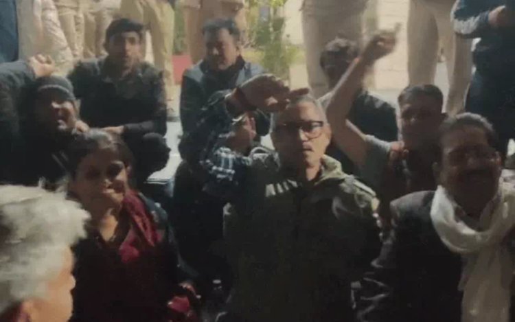 पुलिस थाने मे वकील पुलिस विवाद विडियों वायरल