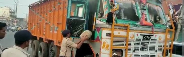 ट्रेफिक पुलिस को  बोनट पर बिठाकर ट्रक दोड़ाया     