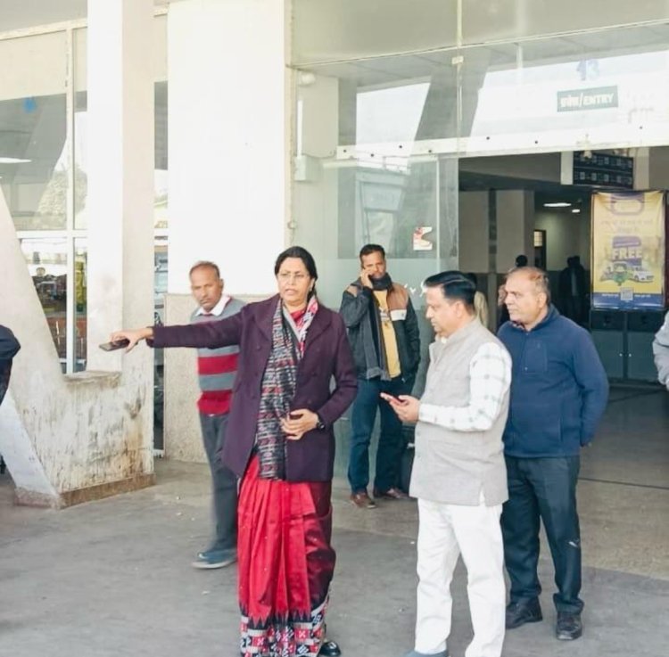 संभागीय आयुक्त ने किया बस स्टेण्ड का निरीक्षण