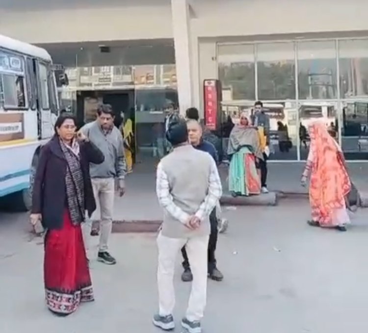 संभागीय आयुक्त ने किया बस स्टेण्ड का निरीक्षण