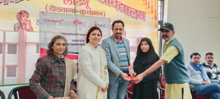 कौशल प्रशिक्षण कार्यक्रम में उत्कृष्ट छात्राएँ सम्मानित