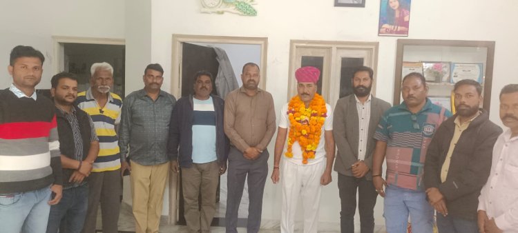 धनराज चौहान ASI का राजस्थान पुलिस SI पद पर पदोन्नति होने पर समिति द्वारा माला साफा पहनाकर स्वागत