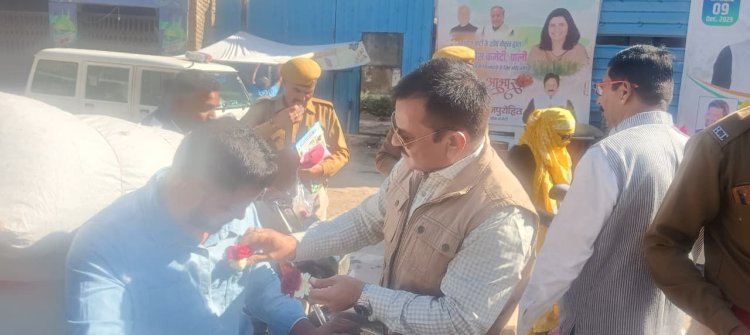 सड़क सुरक्षा जीवन रक्षा"**गुलाब देकर किया पखवाड़े का शुभारंभ*
