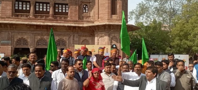 कलक्ट्रेट परिसर से विकास रथों की रवानगी