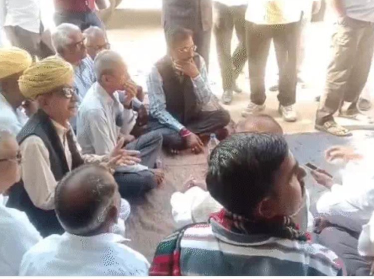 विकास रथ को रोका             