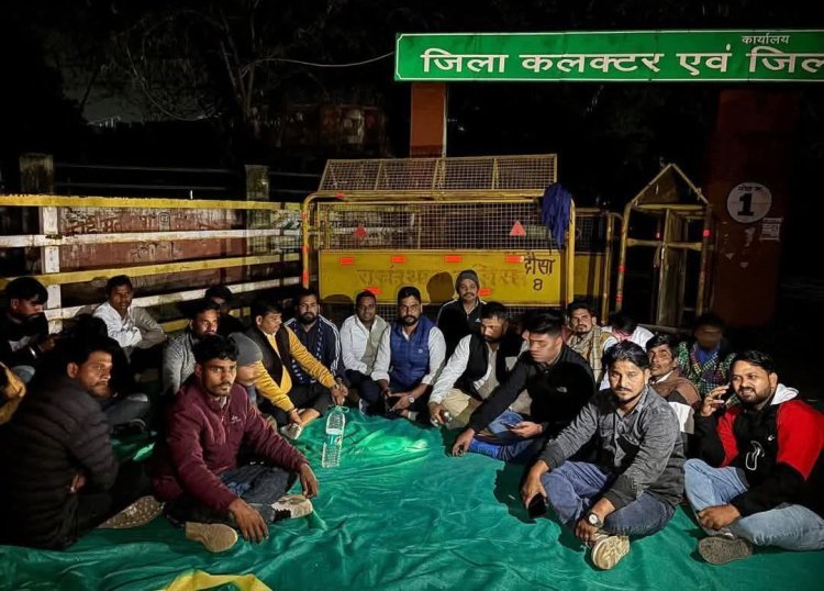 सरपंच की गिरफ्तारी की मांग को लेकर रातभर धरने पर बैठे रहे युवा
