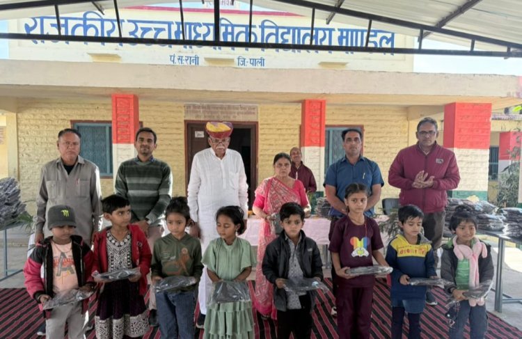 स्वेटर पाकर खिले विधार्थियो के चेहरे       