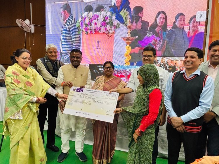 महिला सम्मेलन में लाभार्थियों को योजनाओं के किए चैक वितरित