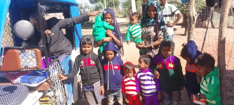 सेवा मंडल सोजत द्वारा नन्हे-मुन्ने बच्चों को स्वेटर वितरित