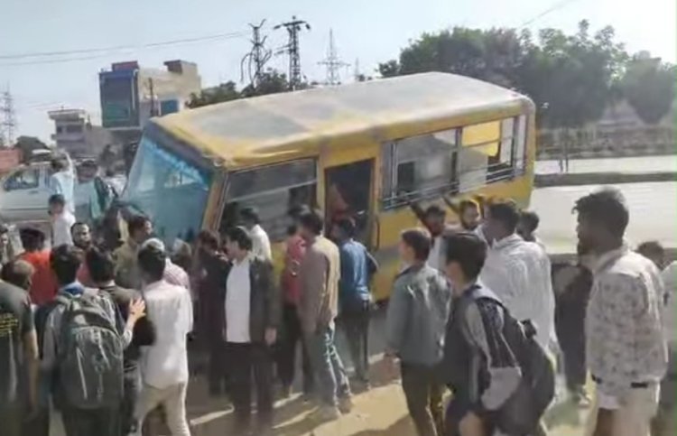 अनियंत्रित होकर स्कूल बस चढ़ी डिवाइडर पर
